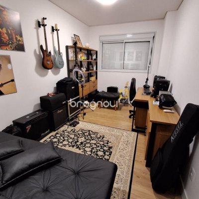 Apartamento com 96m², 3 quartos (sendo 2 suítes), 2 garagens, no bairro Estreito em Florianópolis