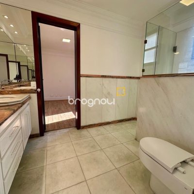 Cobertura com 483m², 4 quartos (sendo 2 suítes), 2 garagens, no bairro Centro em Florianópolis
