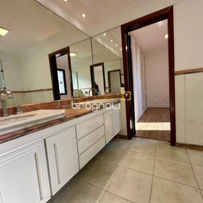 Cobertura com 483m², 4 quartos (sendo 2 suítes), 2 garagens, no bairro Centro em Florianópolis