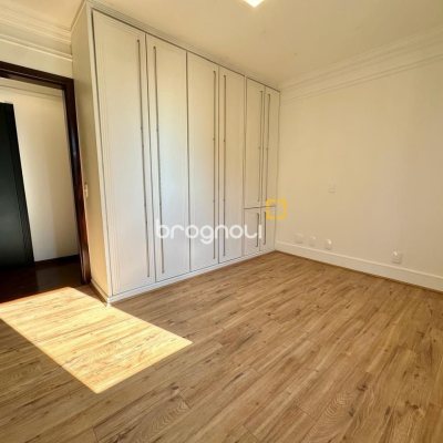 Cobertura com 483m², 4 quartos (sendo 2 suítes), 2 garagens, no bairro Centro em Florianópolis