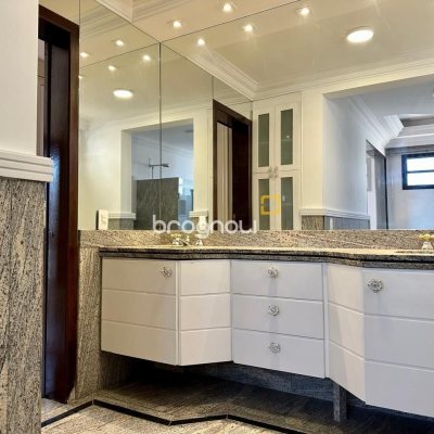 Cobertura com 483m², 4 quartos (sendo 2 suítes), 2 garagens, no bairro Centro em Florianópolis