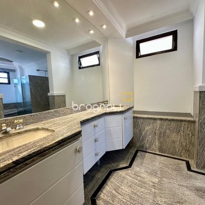 Cobertura com 483m², 4 quartos (sendo 2 suítes), 2 garagens, no bairro Centro em Florianópolis