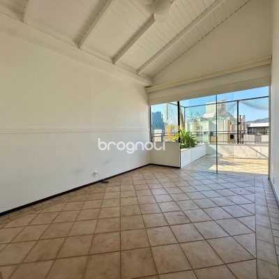 Cobertura com 483m², 4 quartos (sendo 2 suítes), 2 garagens, no bairro Centro em Florianópolis