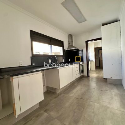 Cobertura com 483m², 4 quartos (sendo 2 suítes), 2 garagens, no bairro Centro em Florianópolis