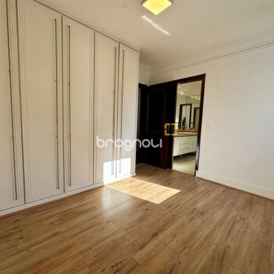 Cobertura com 483m², 4 quartos (sendo 2 suítes), 2 garagens, no bairro Centro em Florianópolis