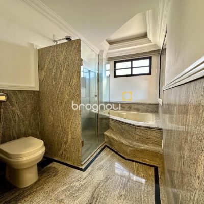 Cobertura com 483m², 4 quartos (sendo 2 suítes), 2 garagens, no bairro Centro em Florianópolis