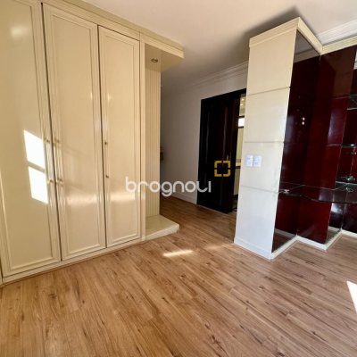 Cobertura com 483m², 4 quartos (sendo 2 suítes), 2 garagens, no bairro Centro em Florianópolis