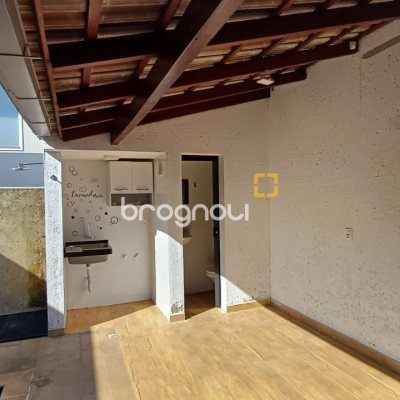 Casa de Condomínio com 134m², 3 quartos (sendo 1 suíte), 2 garagens, no bairro Cachoeira do Bom Jesus em Florianópolis