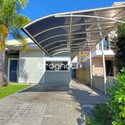 Casa de Condomínio com 134m², 3 quartos (sendo 1 suíte), 2 garagens, no bairro Cachoeira do Bom Jesus em Florianópolis