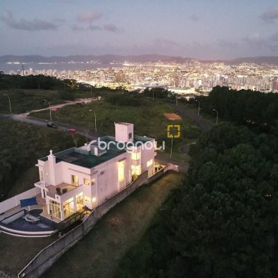 Casa de Condomínio com 1100m², 5 quartos (sendo 5 suítes), 3 garagens, no bairro Roçado em São José