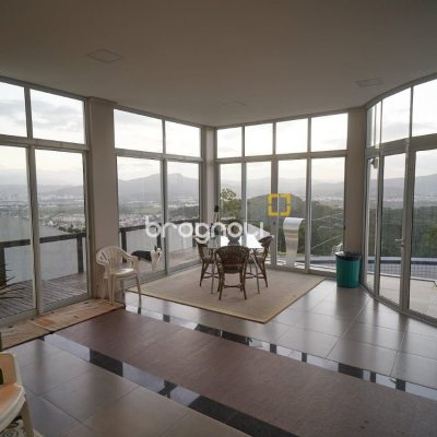 Casa de Condomínio com 1100m², 5 quartos (sendo 5 suítes), 3 garagens, no bairro Roçado em São José