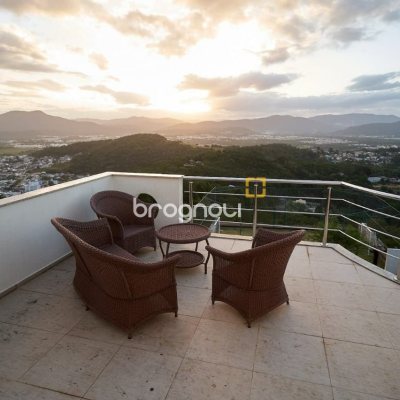 Casa de Condomínio com 1100m², 5 quartos (sendo 5 suítes), 3 garagens, no bairro Roçado em São José