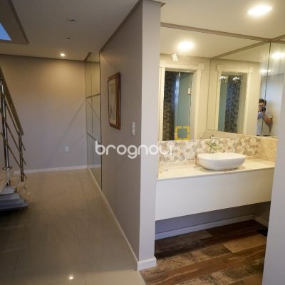 Casa de Condomínio com 1100m², 5 quartos (sendo 5 suítes), 3 garagens, no bairro Roçado em São José