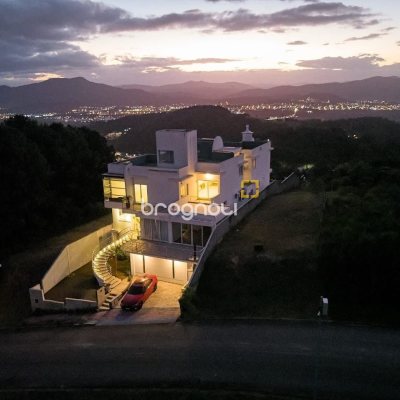 Casa de Condomínio com 1100m², 5 quartos (sendo 5 suítes), 3 garagens, no bairro Roçado em São José