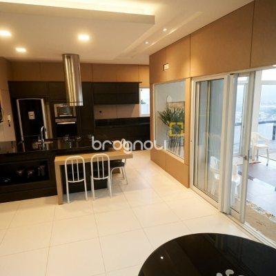 Casa de Condomínio com 1100m², 5 quartos (sendo 5 suítes), 3 garagens, no bairro Roçado em São José