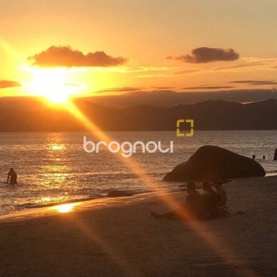 Prédio com 550m², 5 garagens, no bairro Ponta das Canas em Florianópolis