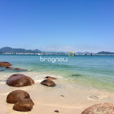 Prédio com 550m², 5 garagens, no bairro Ponta das Canas em Florianópolis