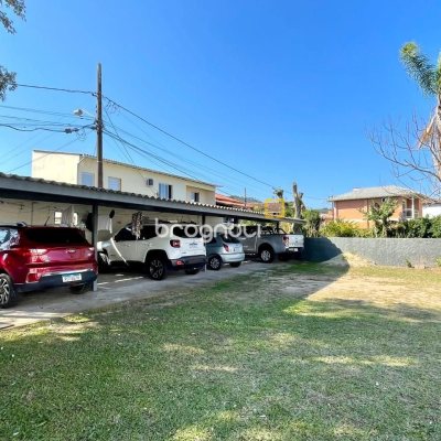 Prédio com 550m², 5 garagens, no bairro Ponta das Canas em Florianópolis