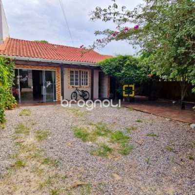 Casa com 100m², 3 quartos (sendo 1 suíte), 2 garagens, no bairro Rio Vermelho em Florianópolis
