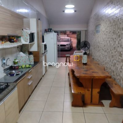 Casa com 100m², 3 quartos (sendo 1 suíte), 2 garagens, no bairro Rio Vermelho em Florianópolis