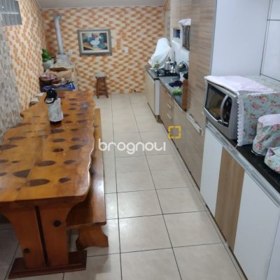 Casa com 100m², 3 quartos (sendo 1 suíte), 2 garagens, no bairro Rio Vermelho em Florianópolis