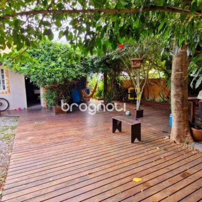 Casa com 100m², 3 quartos (sendo 1 suíte), 2 garagens, no bairro Rio Vermelho em Florianópolis