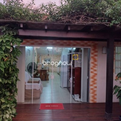 Casa com 100m², 3 quartos (sendo 1 suíte), 2 garagens, no bairro Rio Vermelho em Florianópolis