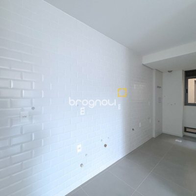Apartamento com 66m², 2 quartos (sendo 1 suíte), 1 garagem, no bairro Cacupé em Florianópolis