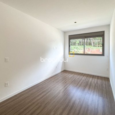 Apartamento com 71m², 2 quartos (sendo 1 suíte), 1 garagem, no bairro Cacupé em Florianópolis