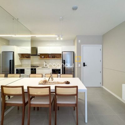 Apartamento com 71m², 2 quartos (sendo 1 suíte), 1 garagem, no bairro Cacupé em Florianópolis