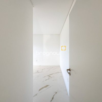 Apartamento com 125m², 3 quartos (sendo 3 suítes), 2 garagens, no bairro Cacupé em Florianópolis