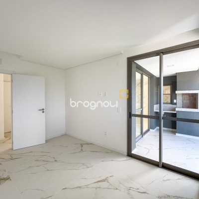Apartamento com 125m², 3 quartos (sendo 3 suítes), 2 garagens, no bairro Cacupé em Florianópolis