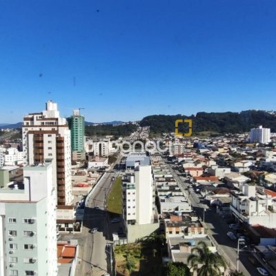 Apartamento com 63m², 2 quartos, 1 garagem, no bairro Kobrasol em São José