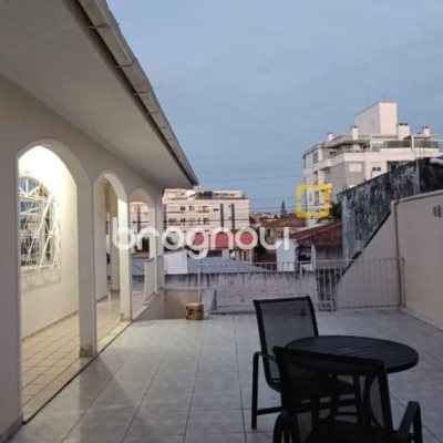 Casa com 398m², 6 quartos (sendo 3 suítes), 4 garagens, no bairro Capoeiras em Florianópolis
