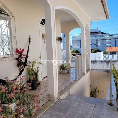 Casa com 398m², 6 quartos (sendo 3 suítes), 4 garagens, no bairro Capoeiras em Florianópolis