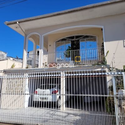Casa com 398m², 6 quartos (sendo 3 suítes), 4 garagens, no bairro Capoeiras em Florianópolis