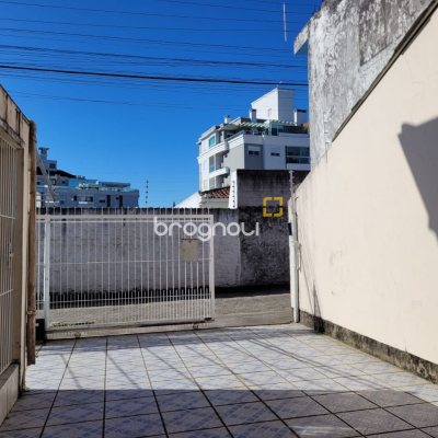 Casa com 398m², 6 quartos (sendo 3 suítes), 4 garagens, no bairro Capoeiras em Florianópolis