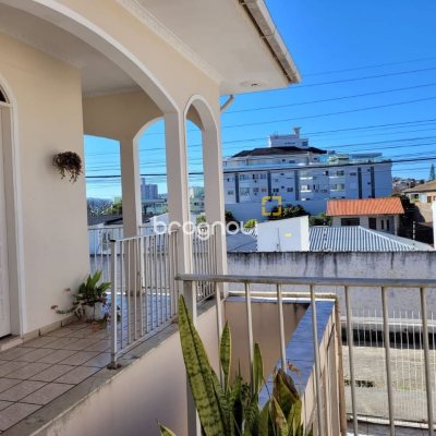 Casa com 398m², 6 quartos (sendo 3 suítes), 4 garagens, no bairro Capoeiras em Florianópolis