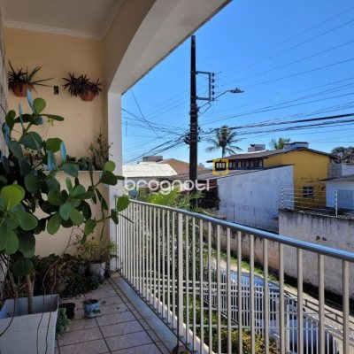 Casa com 398m², 6 quartos (sendo 3 suítes), 4 garagens, no bairro Capoeiras em Florianópolis
