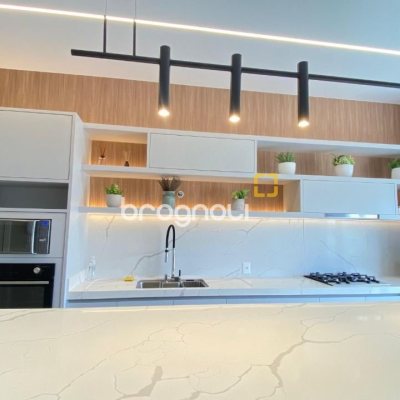 Apartamento com 90m², 2 quartos (sendo 1 suíte), 1 garagem, no bairro Ingleses em Florianópolis