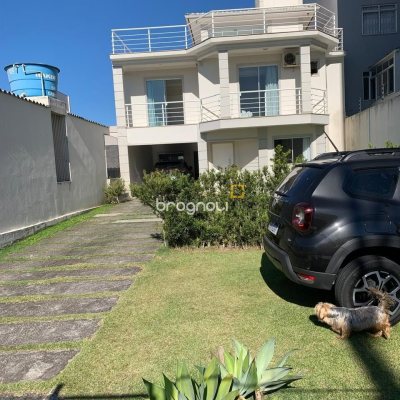 Casa com 247m², 3 quartos (sendo 1 suíte), 1 garagem, no bairro Barreiros em São José