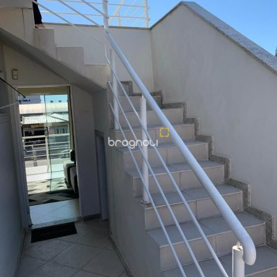 Casa com 247m², 3 quartos (sendo 1 suíte), 1 garagem, no bairro Barreiros em São José