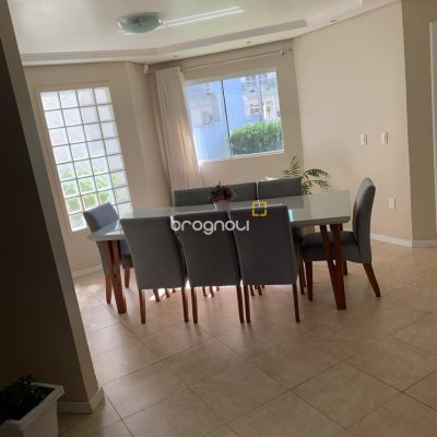 Casa com 247m², 3 quartos (sendo 1 suíte), 1 garagem, no bairro Barreiros em São José