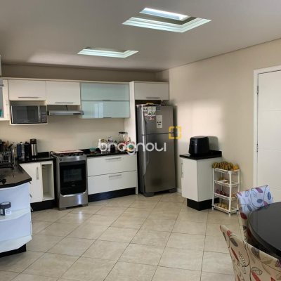 Casa com 247m², 3 quartos (sendo 1 suíte), 1 garagem, no bairro Barreiros em São José