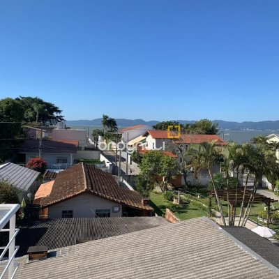 Casa com 247m², 3 quartos (sendo 1 suíte), 1 garagem, no bairro Barreiros em São José