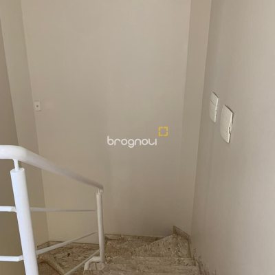 Casa com 247m², 3 quartos (sendo 1 suíte), 1 garagem, no bairro Barreiros em São José