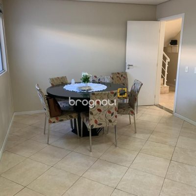 Casa com 247m², 3 quartos (sendo 1 suíte), 1 garagem, no bairro Barreiros em São José