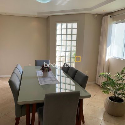 Casa com 247m², 3 quartos (sendo 1 suíte), 1 garagem, no bairro Barreiros em São José