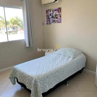 Casa com 247m², 3 quartos (sendo 1 suíte), 1 garagem, no bairro Barreiros em São José