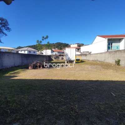 Terreno com 724m², no bairro Fazenda Santo Antônio em São José